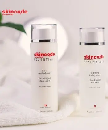 sữa rữa mặt kiêm tảy trang dạng nước skincode myphamhera.com