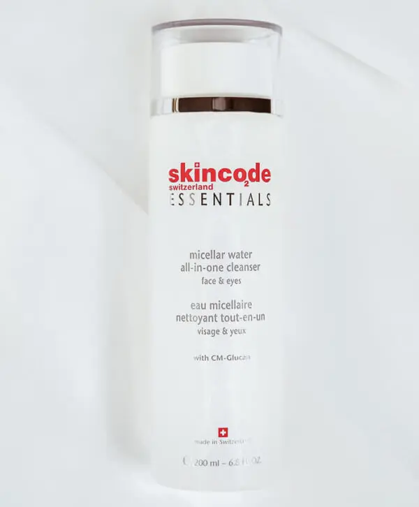 sữa rữa mặt kiêm tảy trang dạng nước skincode myphamhera.com